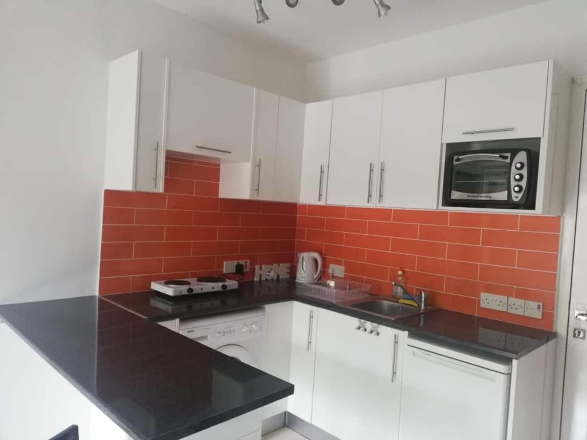 Cozy 1 Bedroom Apartment Close To The Beach Paphos Exterior photo