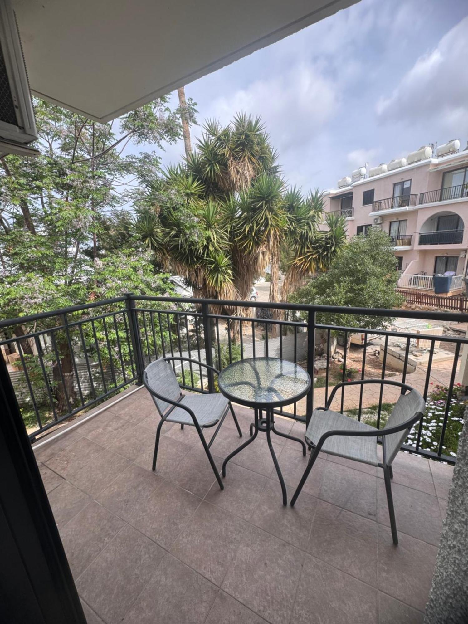 Cozy 1 Bedroom Apartment Close To The Beach Paphos Exterior photo